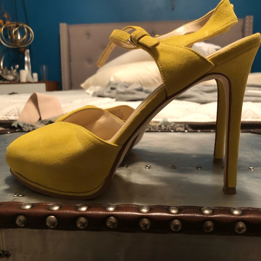 Nine West yellow heels. Like new. Check pics!